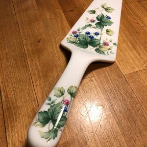 Andrea by Sadek Porcelain Cake Pie Serving Piece Spatula Wild Blackberries Japan